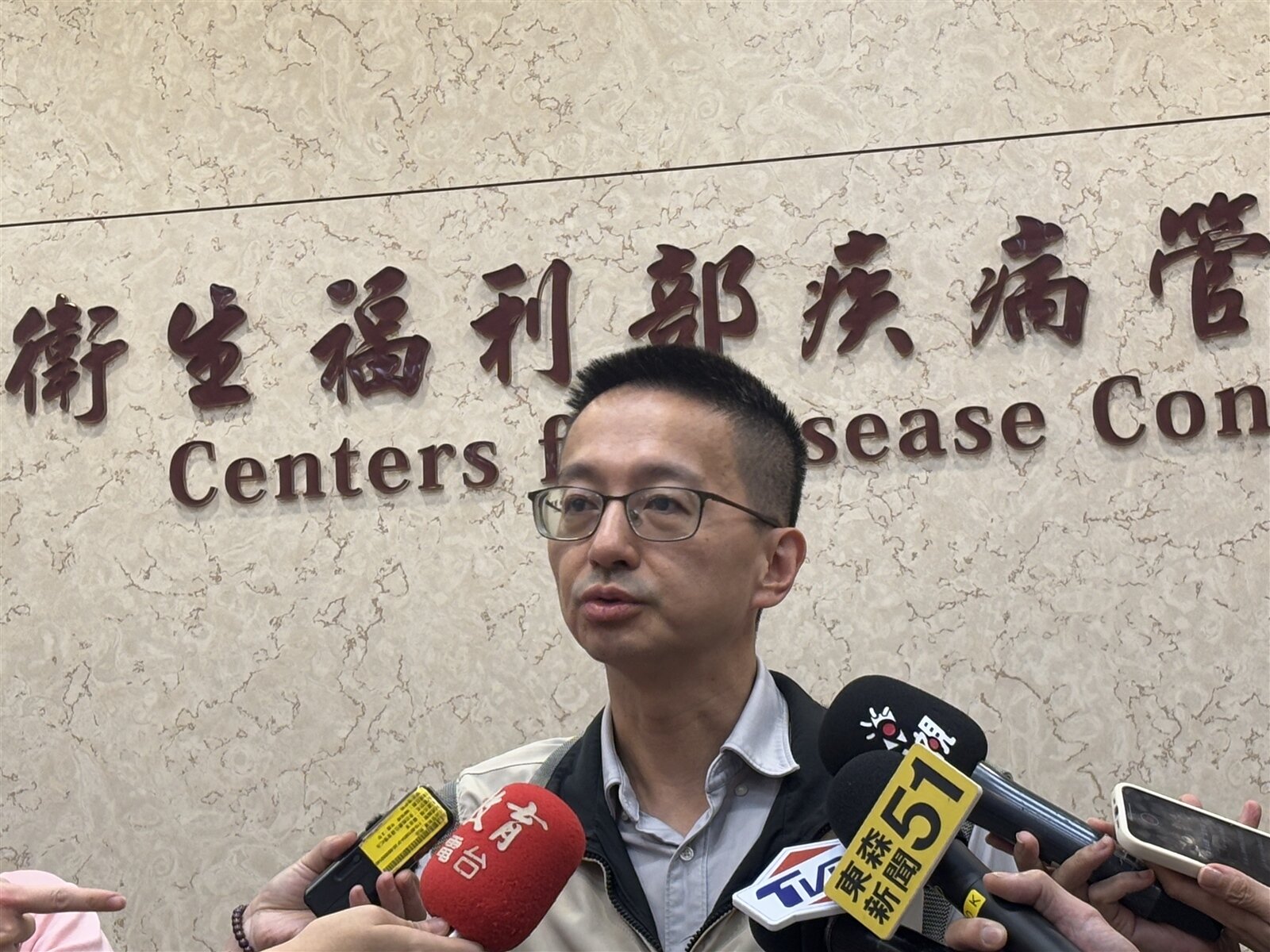 疾管署發言人羅一鈞提醒,近年入夏後第一例本土登革熱都是在六月第一周發病,呼籲民眾面對梅雨來襲降雨增加,落實「巡倒清刷」,減少病媒蚊孳生及感染登革熱風險。記者李青縈/攝影