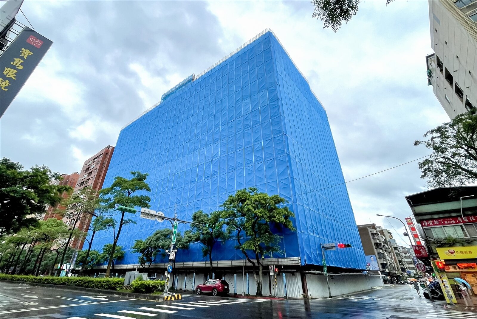 位於台北市信義區的力霸皇家社區在921地震隔年被鑑定為海砂屋建築物,在歷時25年後終於促成223戶住戶共識,今天舉辦拆屋祈福典禮。記者余承翰/攝影