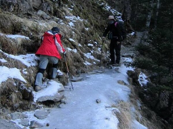 雪霸園區雪東線黑森林步道結冰，若雪攀裝備與雪地經驗不足，極易發生意外。（圖／雪霸處志工李龍鴻攝、雪霸國家公園管理處提供）