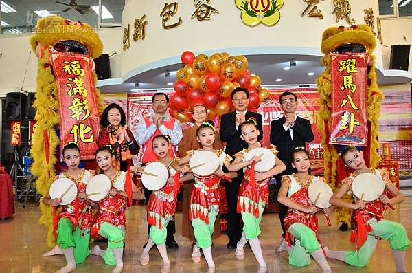 彰化八卦山新春叩鐘祈福,邀民眾一起叩鐘、點燈。