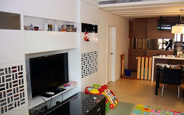 2.客廳電視牆為居家空間重點,結合了鏡面、展示櫃…等多元素,且視覺上以帶點現代簡約的黑白風格呈現。