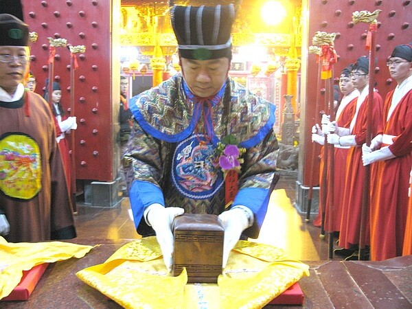 封印大臣,由市府民政局長陳宗彥擔任。(圖/鹿耳門天后宮提供)