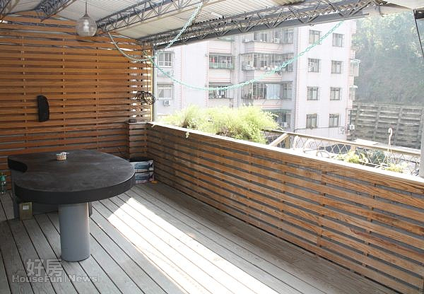 6.頂樓還有個木作風的空中花園,非常適合舉辦烤肉、泡茶…等之類的親友聚會。
