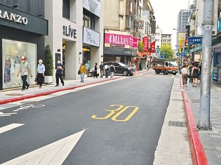 
台北市政府於永康商圈試辦漫步區1個月至8日結束，議員王閔生9日指出，非常多居民及店家反對封街，不但生意沒變好也影響通行。（徐佑昇攝）
