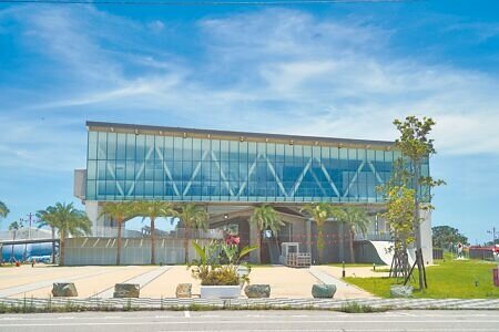 花蓮縣政府16年前耗資4億元打造「陽光電城」,因發電量不佳停擺淪為蚊子館,縣府4年前爭取上億元經費,以4期工程轉型成「原住民文創產業聚落空間」。(羅亦攝)