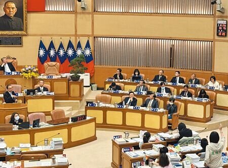 基隆捷運將由新北市主導興建,新北市議員周雅玲(背對站立者)9日指出當地民眾反對八堵站徵收鄰近民地。新北市長侯友宜說,將舉辦座談會。(柯毓庭攝)