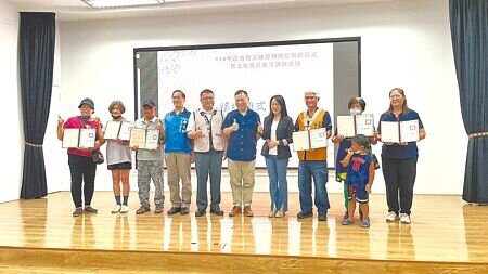 
原民會以7430萬元完成價購位於花蓮縣、台東縣及屏東縣族人承租的台糖土地，副主委杜張梅莊（左五）9日親自交付土地權狀予台東縣19位族人。（蕭嘉蕙攝）
