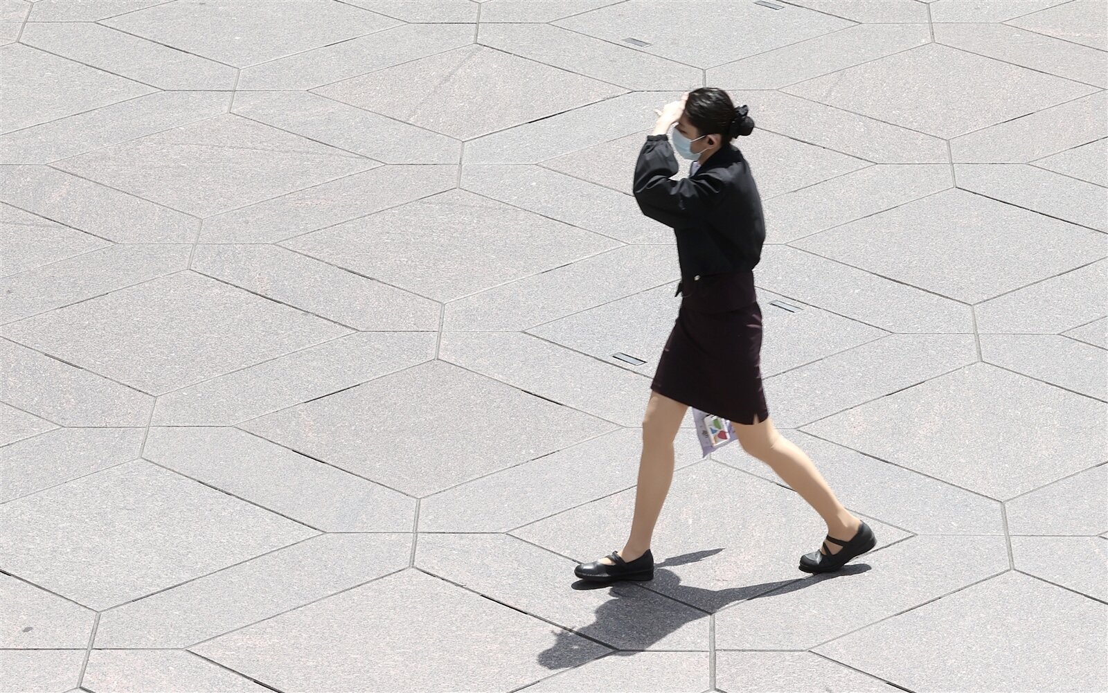 今、明兩天台灣在暖氣團內，各地晴時多雲，天氣熱如炎夏，全台最高氣溫直逼38度。本報資料照片 