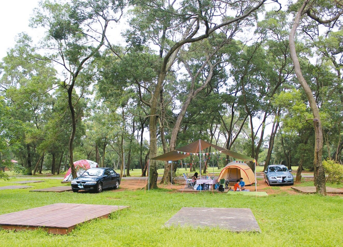 觀光署近日修正公告露營場管理要點，營區設施從原先僅能占露營場總面積的十分之一，放寬成剩餘空間可做「無痕露營」（下方不可有木棧板或鋪碎石）。本報資料照片 