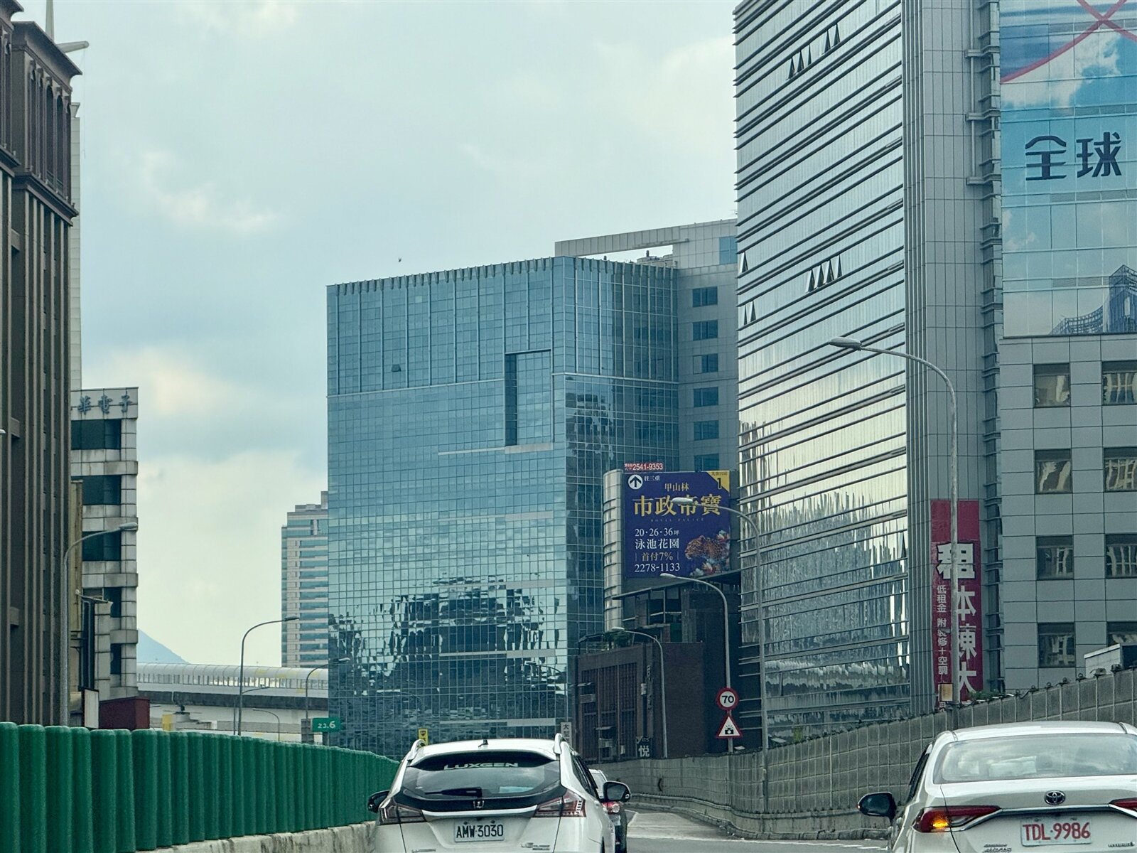 新北市議員黃心華指出,部分玻璃帷幕建築因材質與角度設計不當,造成行車安全等風險。記者張策/攝影