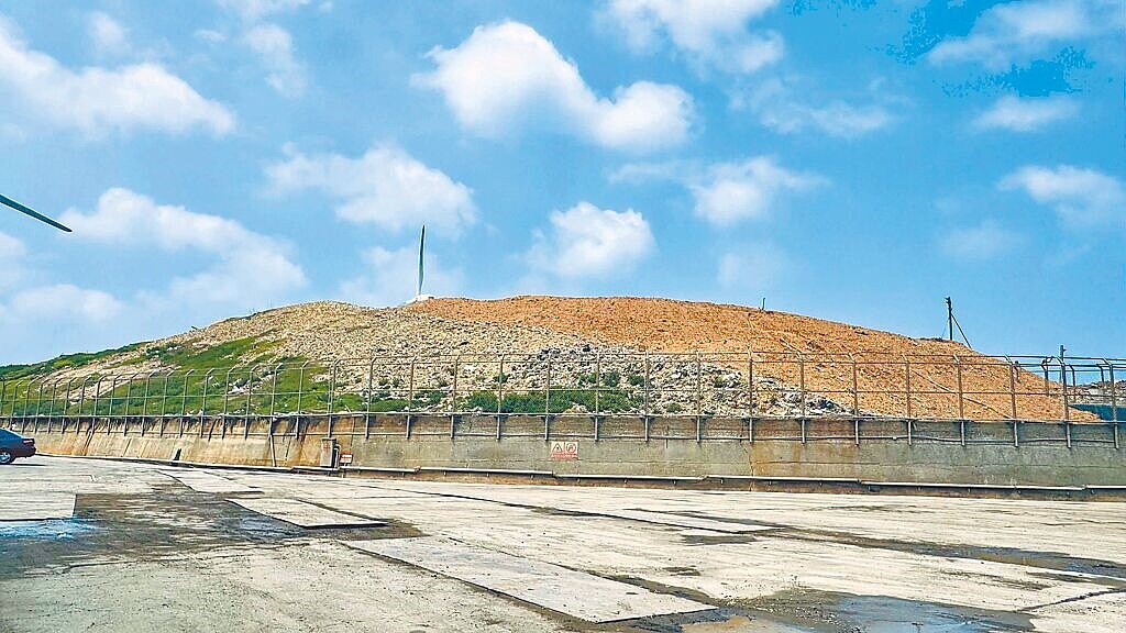 2025桃園市目前僅剩楊梅員本、龍潭店子湖、觀音保障等3處露天垃圾掩埋場,垃圾量已大幅減少,市府將持續透過焚化及覆土方式處理,解決異味與環境問題。(桃園市環保局提供/姜霏桃園傳真)