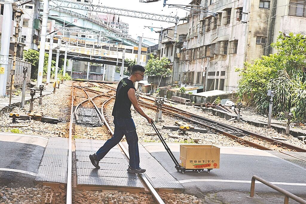 立法院交通委員會9日由交通部長陳世凱陪同前往基隆考察鐵路地下化及智慧運輸,交通部允諾補助鐵路地下化可行性評估經費約2000萬元、發展智慧運輸系統4127萬元。圖為基隆市成功一路平交道。(基隆市政府提供/徐佑昇基隆傳真)