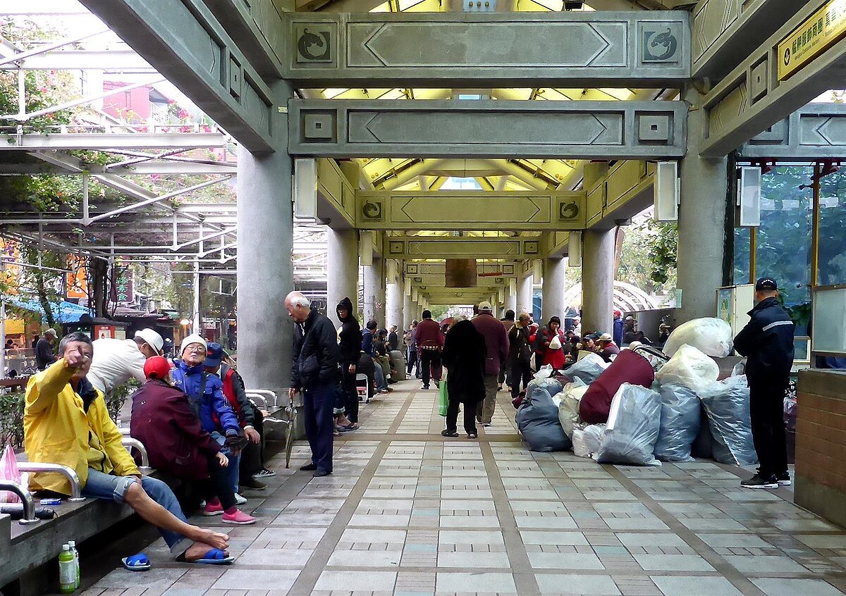 艋舺公園月底將動工改造，呼籲市府施工前，應先完備交通配套，並避免原夜宿艋舺公園的街友外溢到周邊商圈夜市。市府允諾做好配套。圖／聯合報系資料照片
