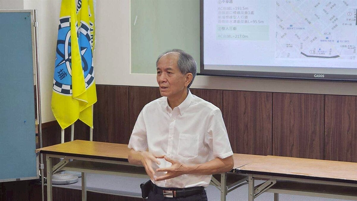 南投埔里鎮公所舉行提升市區道路品質工程說明會,鎮長廖志城說明改善工程,並請沿線商家、住戶體諒配合。圖/埔里鎮公所提供