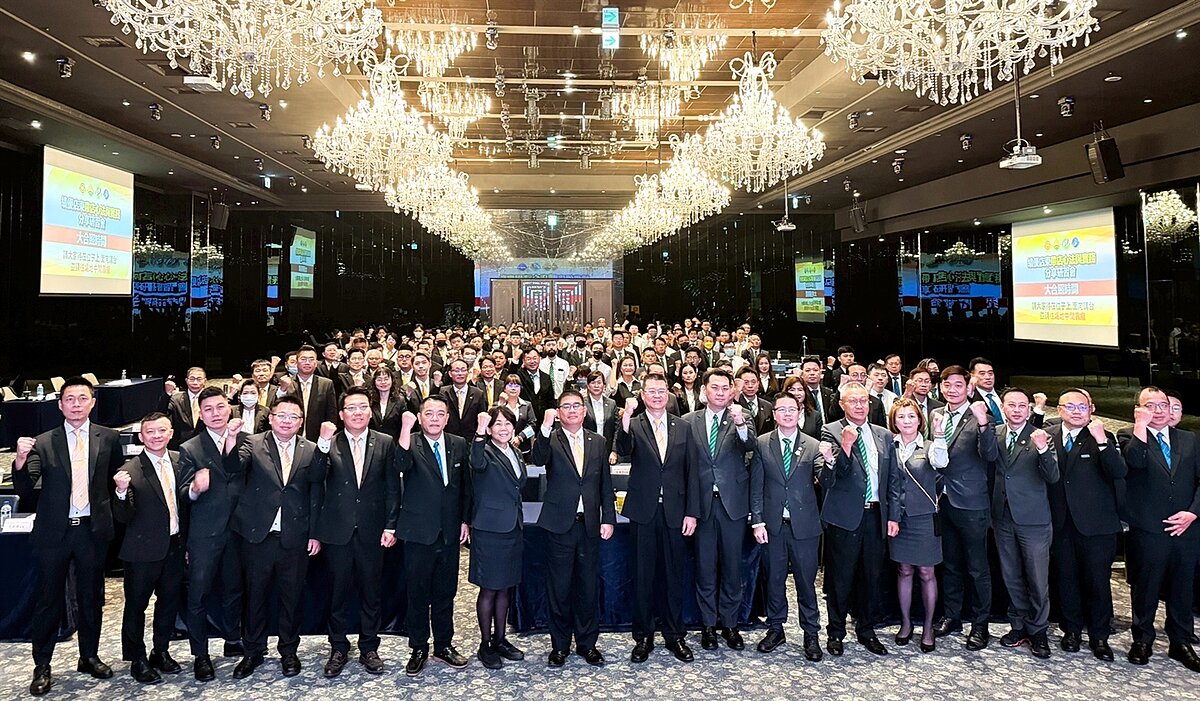 永慶房產集團加盟總部化身全台加盟店的專屬智庫，今年開辦的線上線下課程，高達4萬人次參與受惠。圖／永慶房產集團提供