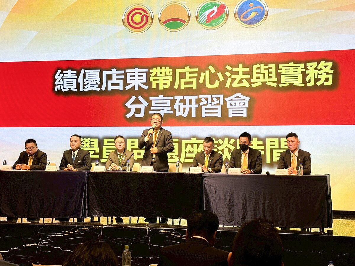 莊志成總經理(圖中)帶領6位過去一年累積總業績達9.5億元的績優店東，無私分享在大環境震盪時的帶店心法。圖／永慶房產集團提供