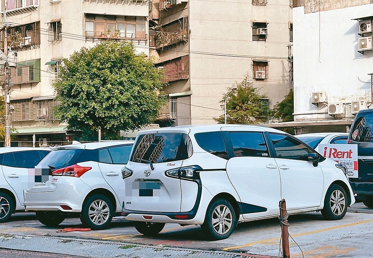 新北市部分共享運具長期占用停車位、違停等問題屢見不鮮，新北市審計處三年來兩次要求交通局改善。本報資料照片 