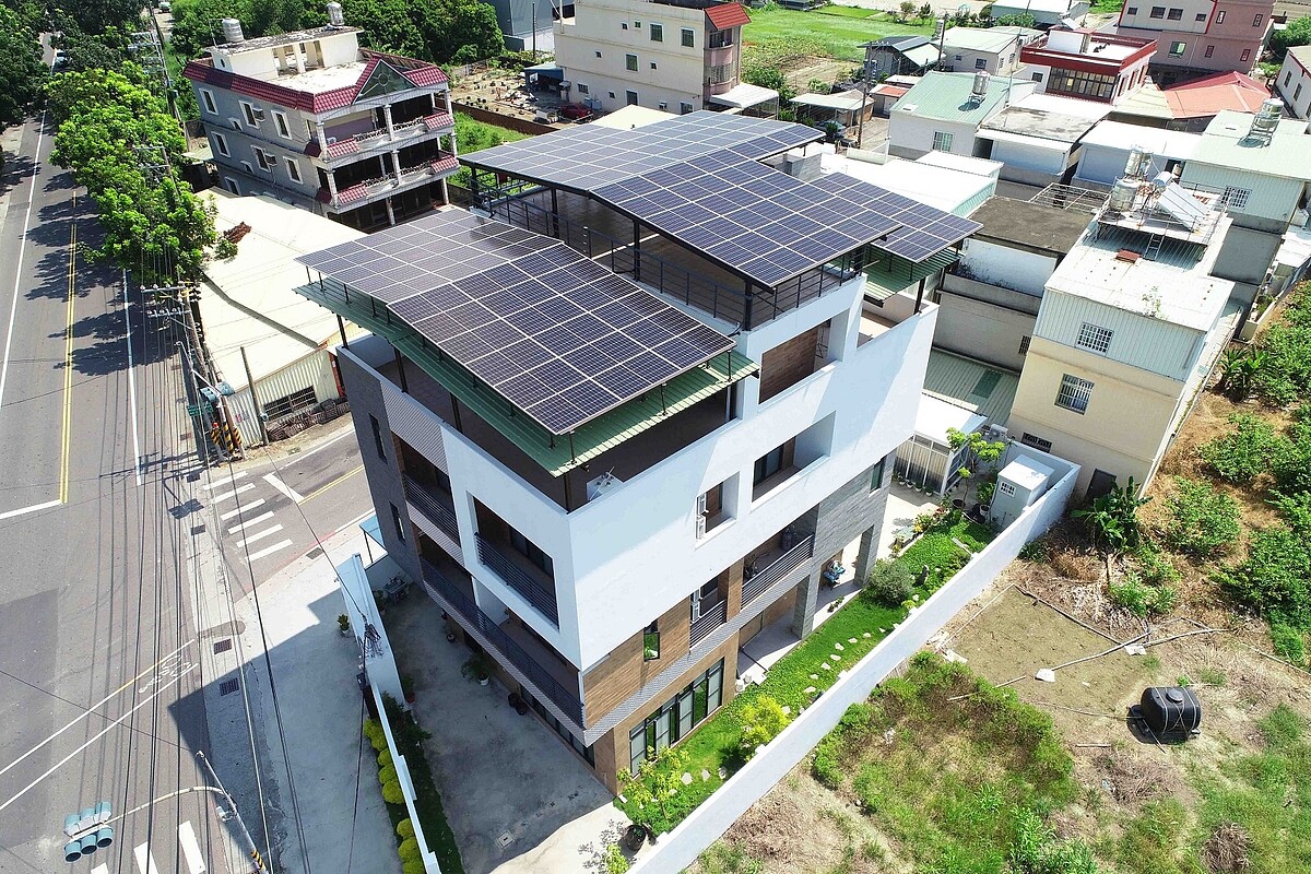 高雄自住屋頂太陽光電補助金額優於中央。圖／高雄市政府工務局提供