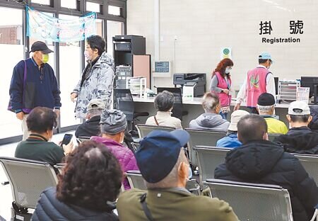 全民有意識戴上口罩防疫,使此波新冠疫情並未在端午節後出現大量就診潮,上周就診人數增幅明顯緩解。圖∕本報資料照片