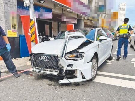 喝酒及吸毒後駕車撞死人的魏姓女子,還衝撞計程車及路邊騎樓,自己的車子也撞毀。(本報資料照片)