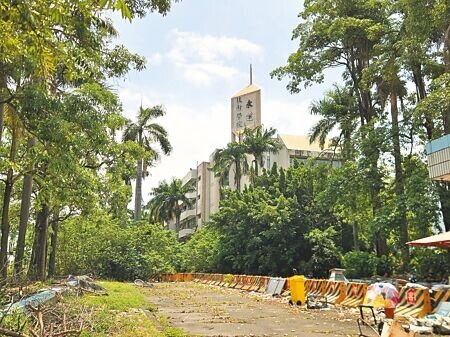 永達技術學院自2014年停辦後,校地至今閒置,屏東縣議員方一祥建議縣府在購置後併入屏東大學,成立資電理工學院。縣長周春米則表示,會對都市計畫通盤檢討,發揮該區域最大效益。(羅琦文攝)