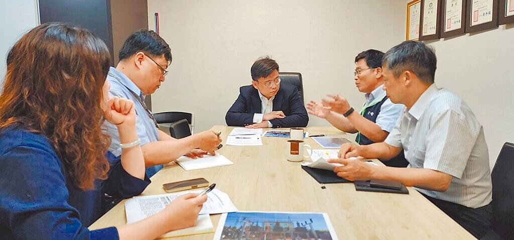 立委賴瑞隆(中)10日邀請台電說明強化改善措施,確保高雄不再出現「斷電危機」。(立委賴瑞隆服務處提供/柯宗緯高雄傳真)