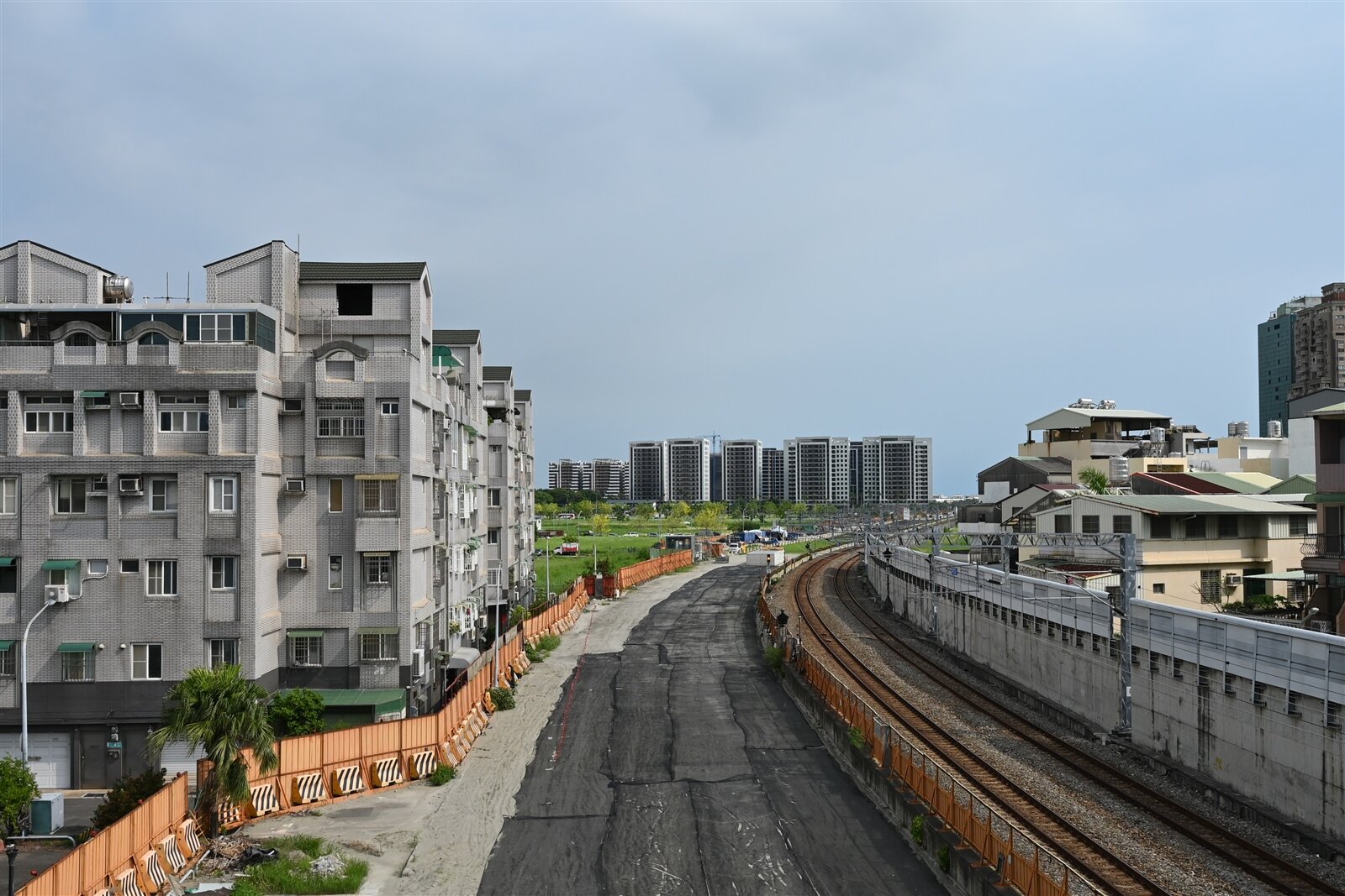 台南鐵路地下化進入收尾階段，預計明年底通車，市議員蔡筱薇建議原軌道空間打造智慧、綠能、人本概念的「南鐵綠園道」。記者鄭惠仁／攝影 