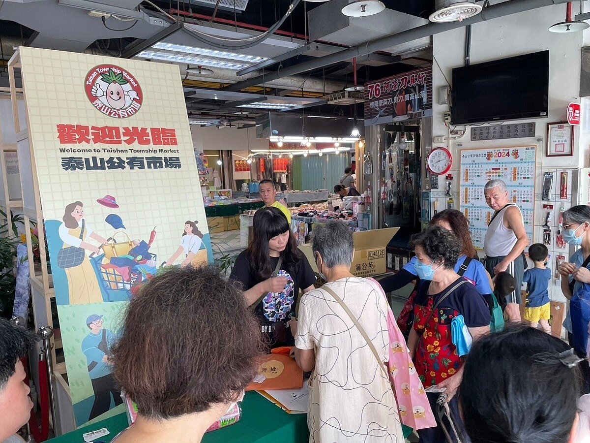 新北市市場處為改善泰山市場溫度過高及送風效果不良,夏季過渡期間提供相關的替代方案,如補充市場冷氣的高效冷媒、增加冷卻水塔清洗及主機保養頻率,以維持冷氣效能。圖/新北市府提供