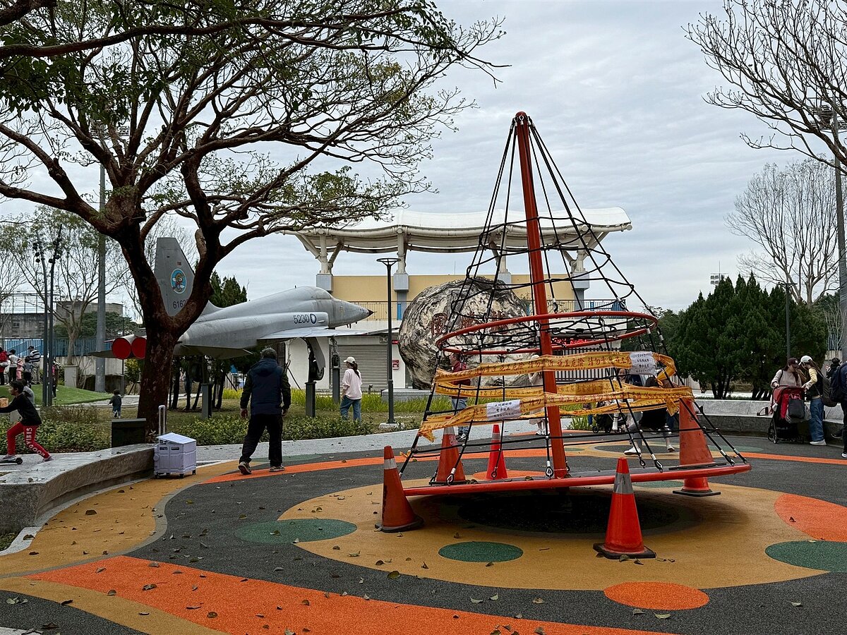 桃市府斥資7.5億元整建7座特色公園,但多座設施損壞,遭民代批評。圖為龍潭運動公園鋼管損壞。圖/議員謝美英提供