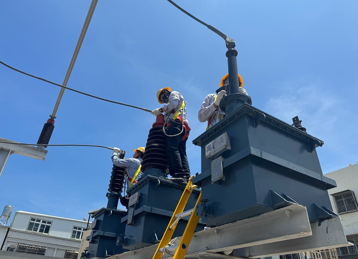 高雄旗津二次變電所9日上午10時50分因匯流排電壓量測設備故障造成停電，共計造成旗津區8932戶停電。圖／台電提供
