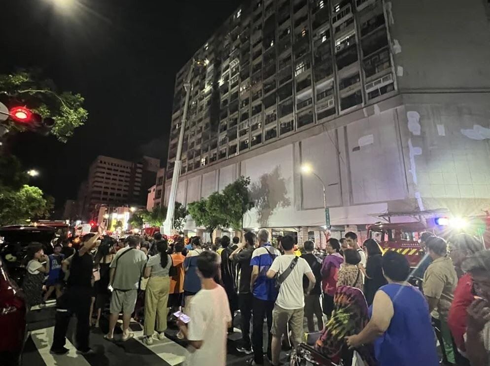 高雄市鹽埕區七賢三路七賢大樓發生火警，濃密火焰從起火戶7樓之18窗戶竄出，大樓住戶緊急逃生，火勢在9時55分撲滅。記者宋原彰／翻攝
