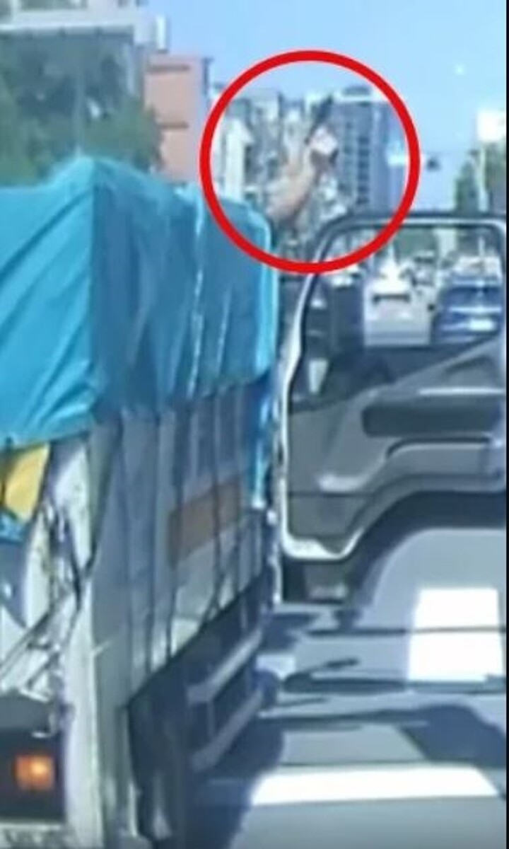 新北市八里區發生一起行車糾紛,1輛康誠搬家公司貨車攔停另1輛貨車嗆聲之後,竟當街亮槍示威,警方晚間逮捕2人、查扣1把瓦斯槍,將依恐嚇危安罪嫌移送士林地檢署。圖/翻攝記者爆料網