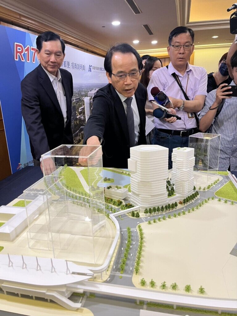 林欽榮介紹R17世運站,未來完工除有A辦還會有產業員工住宅。圖/高雄市政府捷運工程局