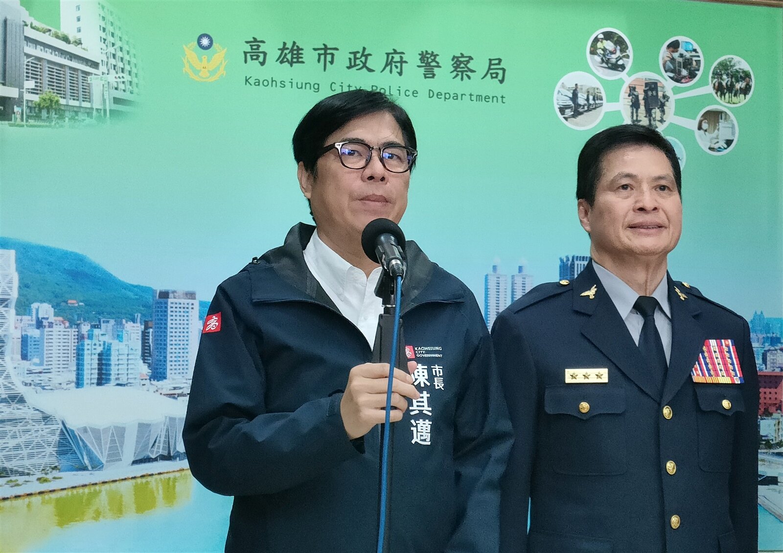 高雄市長陳其邁（左）今天參加警察局活動前，對七賢大樓火警，表示要求加速改善期程。右為高雄市警察局長林炎田。記者林保光／攝影 