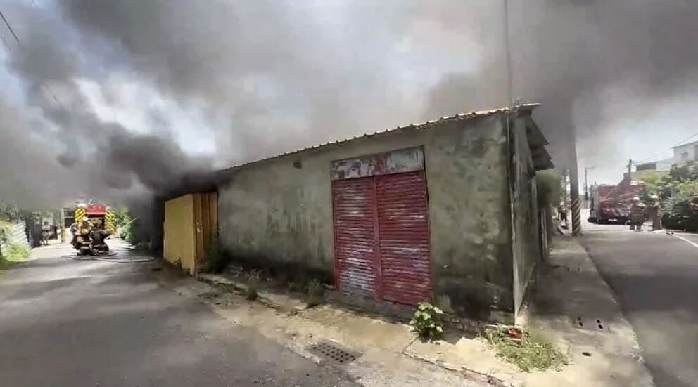 台南官田西庄里一處鐵皮建築稍早發生火警，現場竄出大量黑煙，一度傳出火警地點為前總統陳水扁古厝，消防人員趕赴現場確認為阿扁祖厝旁果園倉庫，所幸無人員傷亡。圖／民眾提供

