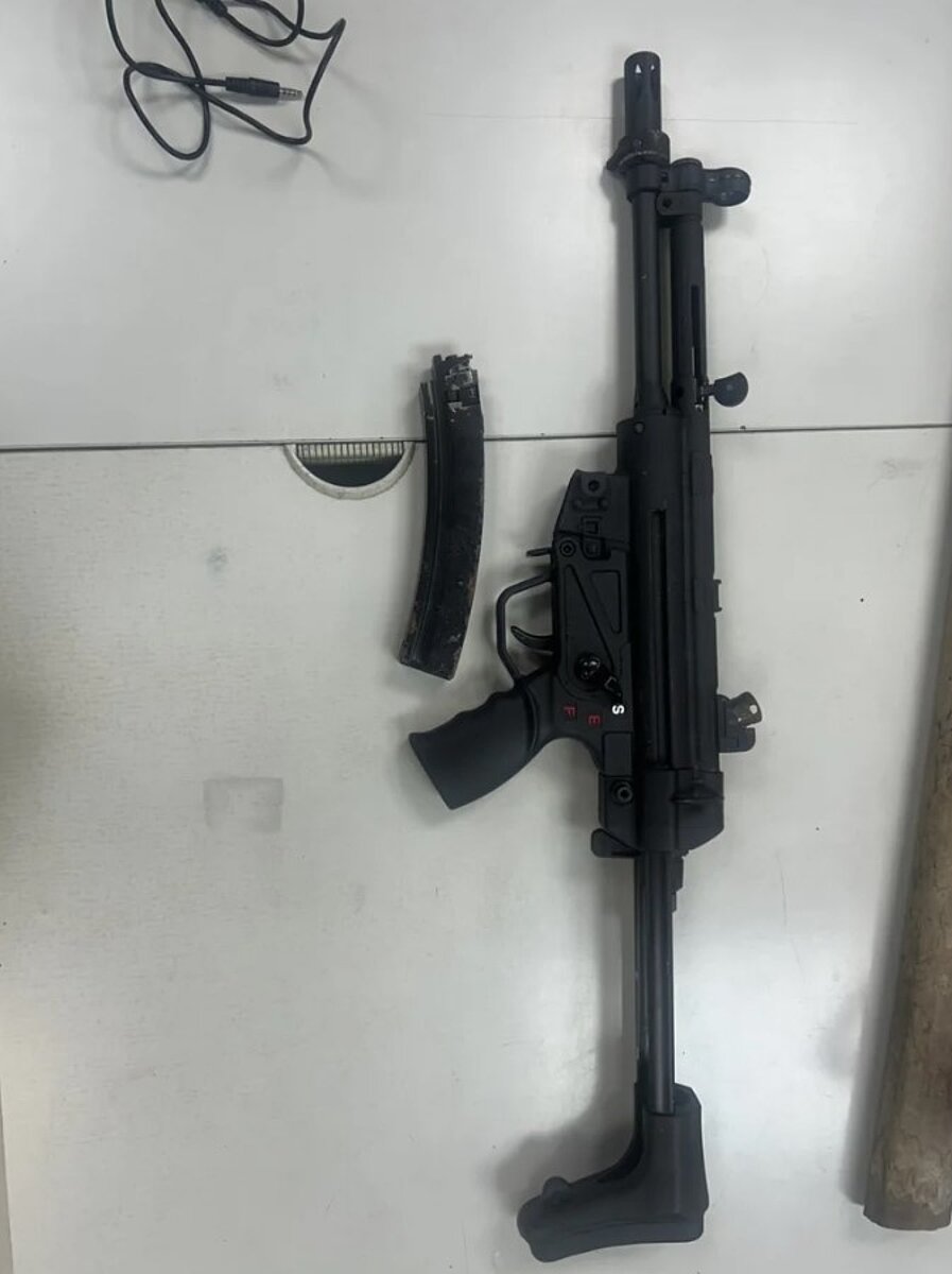 疑都更建案起糾紛,新北市鍾姓男子11日凌晨涉嫌持玩具長槍恐嚇負責工地管理張姓男子,新北警連夜上門查訪將人帶返派出所,警詢後今依恐嚇罪嫌送辦。圖/記者王長鼎翻攝