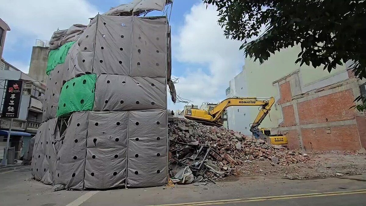 新竹縣竹北市光明三路與縣政十二街交叉口一處民宅，今天中午拆除時，鷹架突然整面倒塌。圖／民眾提供