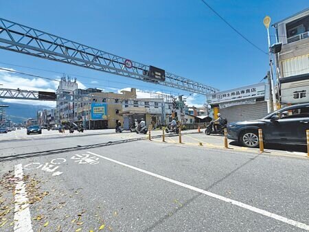 花蓮縣花蓮市到吉安鄉干城地區有7處危險平交道,地方爭取鐵路立體化多年,原已獲交通部承諾併入鐵路雙軌化改善,如今卻回到原點。圖為建國路平交道。(王志偉攝)