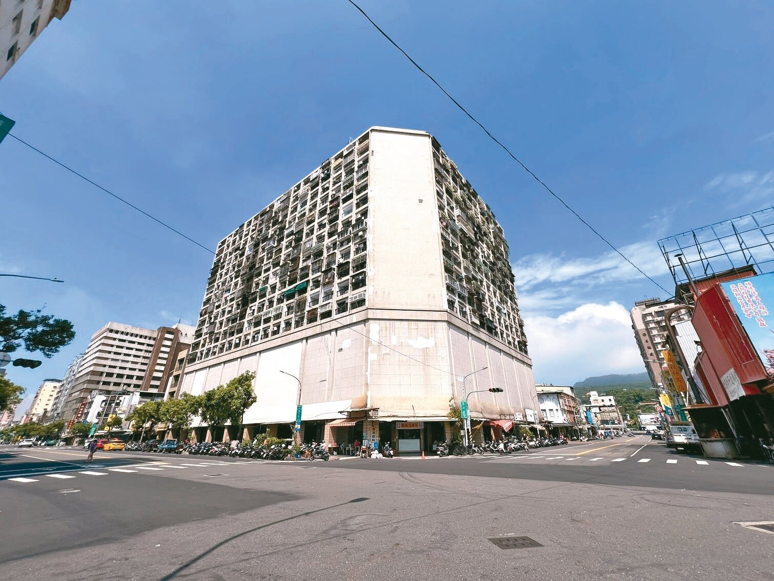 高雄鹽埕區七賢大樓前晚起火，燒出危老重建問題。記者張議晨／攝影 