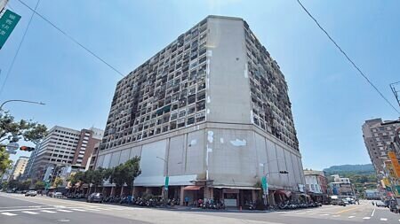 高雄七賢大樓10日發生火警,所幸未造成重大傷亡。不過,民代痛批,市府放爛七賢大樓、藐視人命。對此,經發局回應,將研擬精進改善措施。(柯宗緯攝)