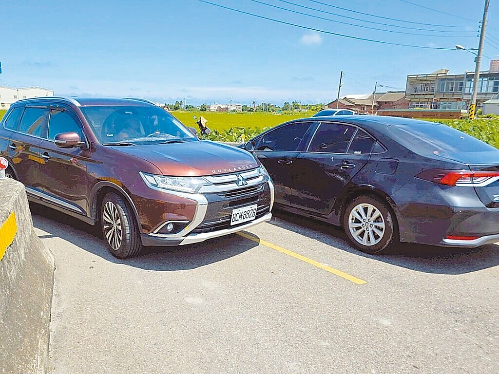 台中市大安區東西五路一段412巷因連續彎道且道路狹窄,導致交通事故頻傳,甲安埔愛鄉青年協會理事長吳中源與福住里長吳添福11日呼籲市府將此路段截彎取直,提升用路人行車安全。圖/吳添福提供