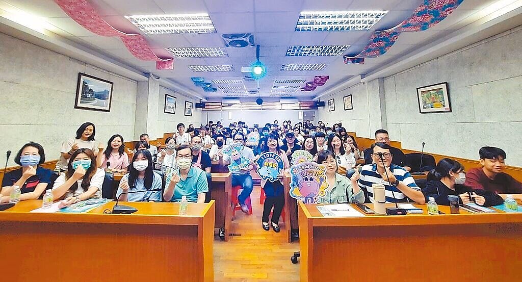 新竹縣縣立高中近日舉辦「特色實驗班暨辦學說明會」,邀集竹苗區國中親師生到場參與,其中生醫與AI實驗班關切度最高。圖/新竹縣政府提供