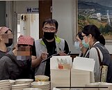 吃剩油豆腐倒回滷鍋！台南周氏蝦捲遭爆食安疑慮　衛生局稽查3項缺失限期改正