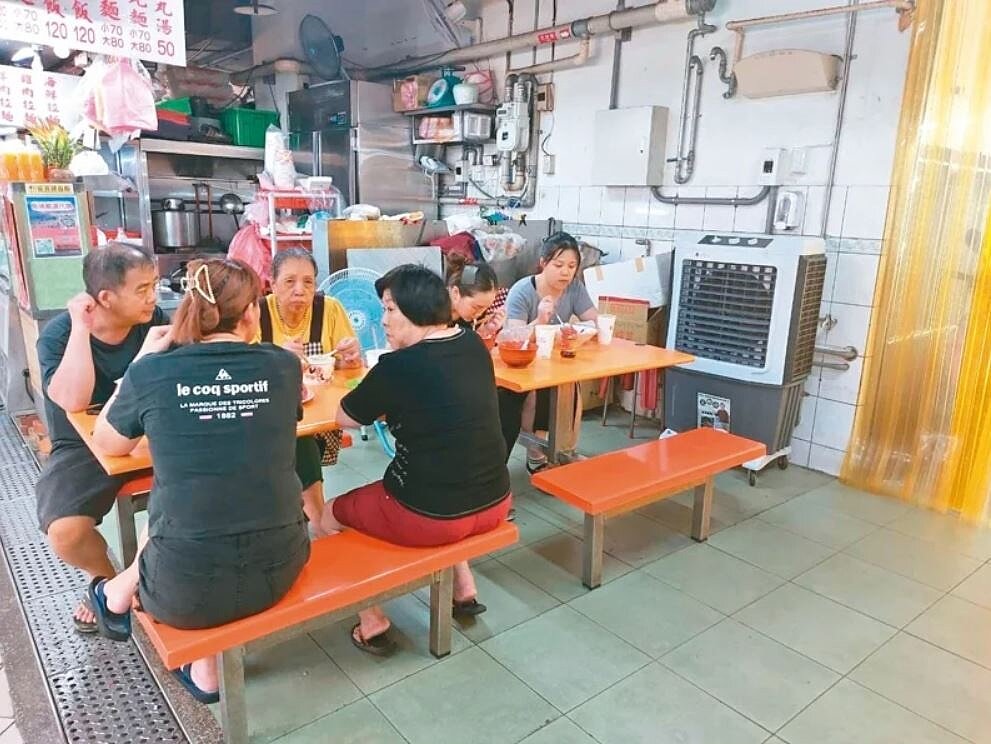 新北泰山市場來不及更換空調，調用8台水冷扇應急，以免影響民眾消費意願。圖／新北市市場處提供
