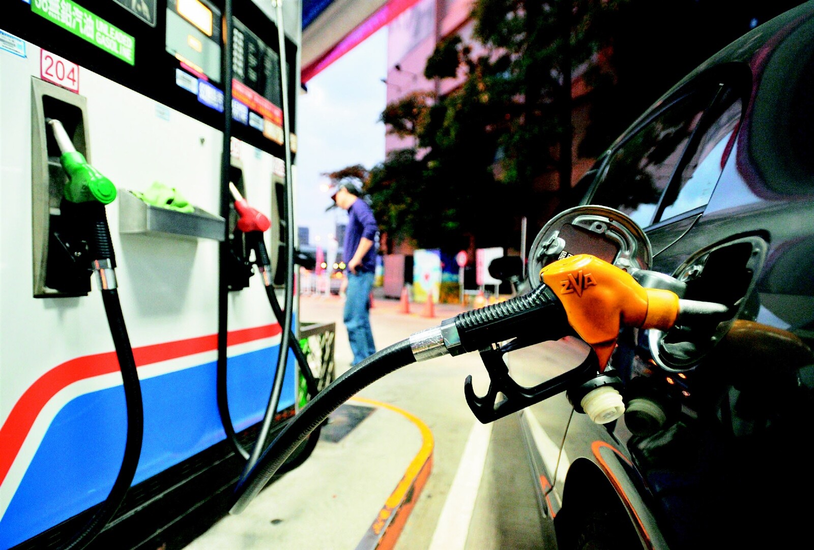 下周一油價調漲後,春節將「只降不漲」,以免民眾在過年期間負擔加重。 記者林澔一/攝影