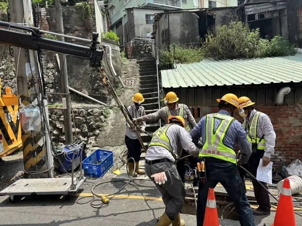台電針對低壓管線不良，進行更換作業。圖／台電提供
