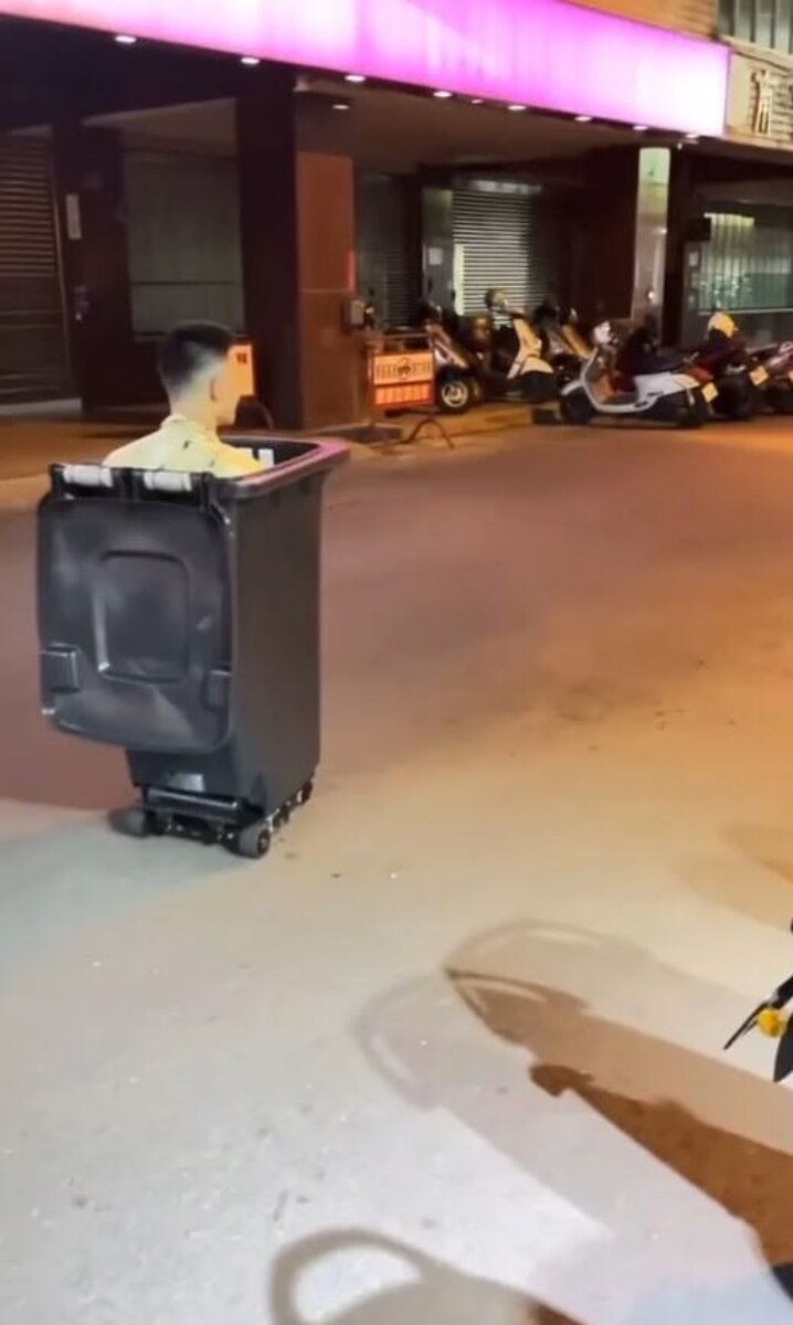 南投市有男子改裝垃圾桶，夜間上街滑行，引發網友熱議。圖／民眾提供
