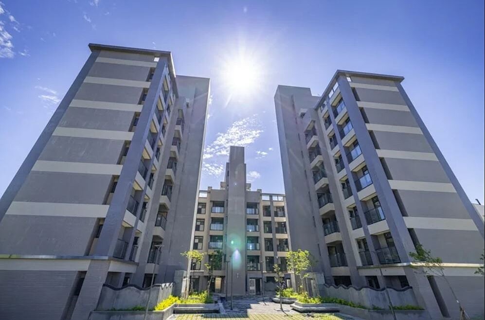 南投市文化路青年住宅讓售45戶卻有4成棄購,房仲業者認為政府打房是主因,周邊有殯儀館、掩埋場等也影響意願。圖/南投縣政府提供