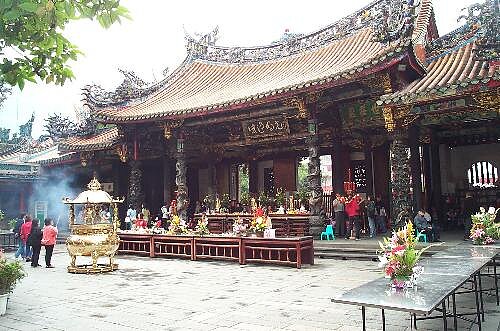 龍山寺周邊觀光景點不少,尤其捷運站開通之後更是吸引許多觀光人潮