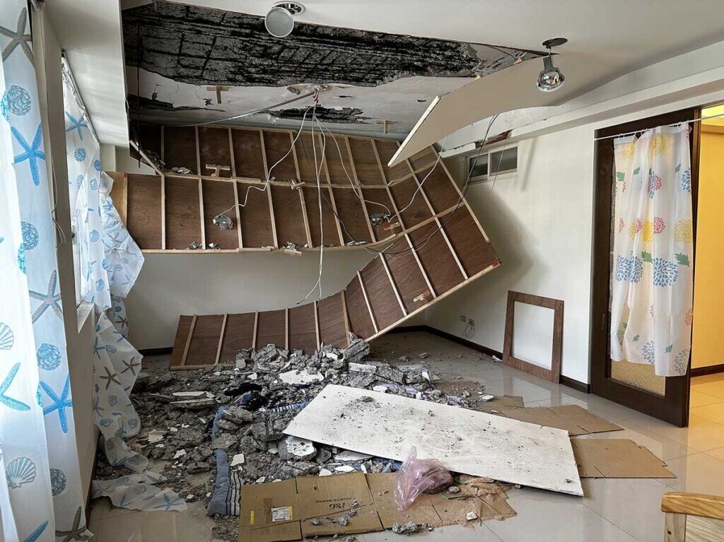 天花板無預警塌陷,住戶自行檢測才驚覺買到海砂屋。圖/住保會提供